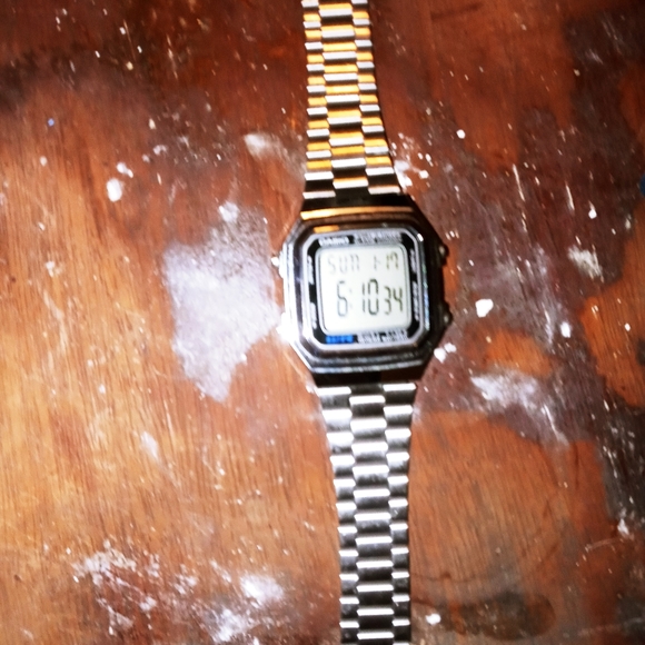 Casio illuminator watch - Picture 3 of 3